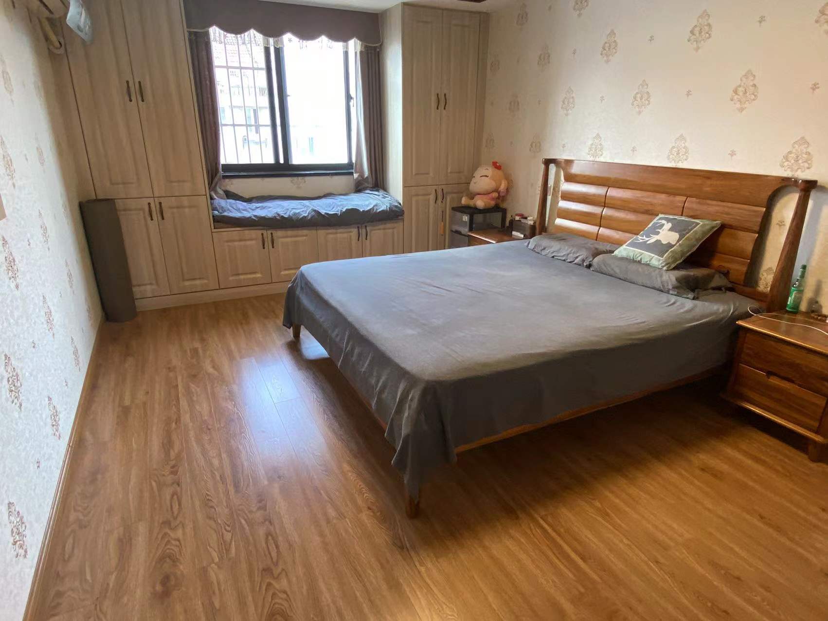虹桥新苑 5室2厅2卫 180m&sup2;