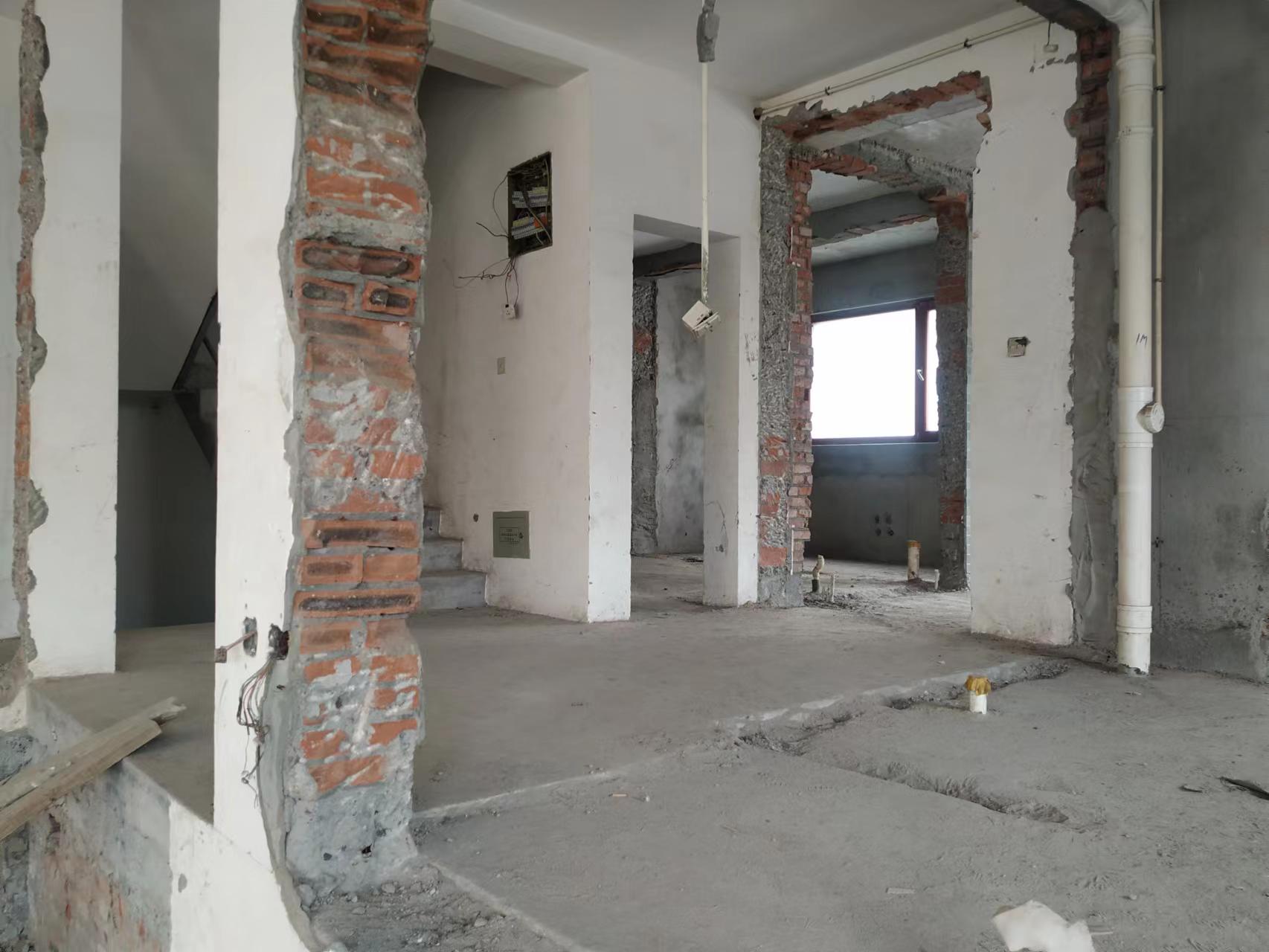 东郊庄园 4室3厅3卫 368.00m&sup2;