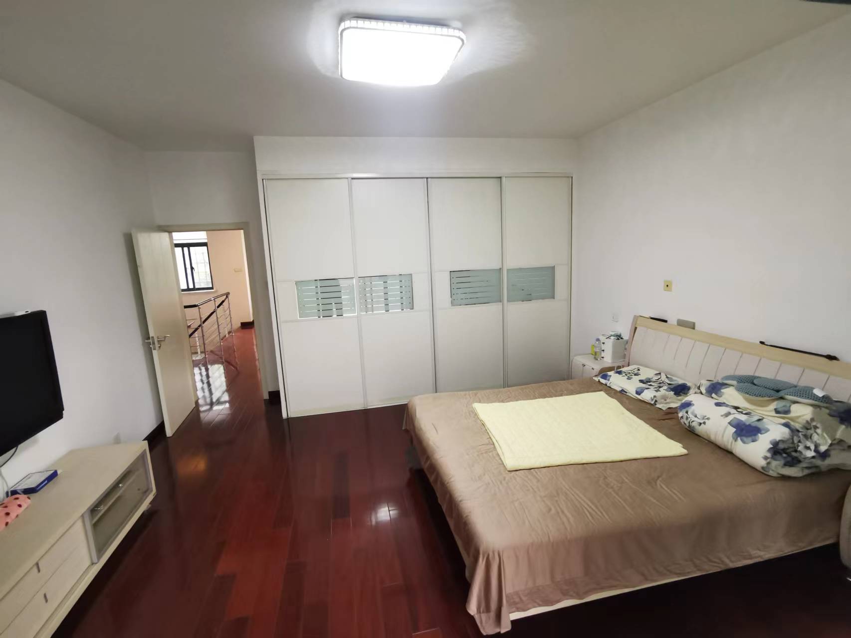 凤凰莱茵苑 4室2厅3卫 210.59m&sup2;