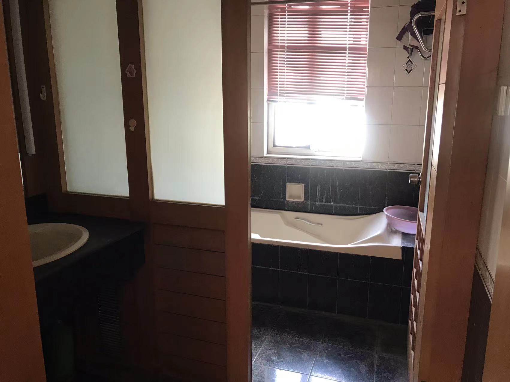 外滩小区 3室2厅1卫 125.00m&sup2;