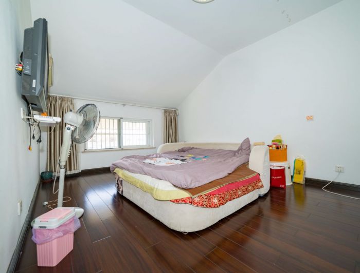 天虹花园 4室2厅2卫 230m&sup2;