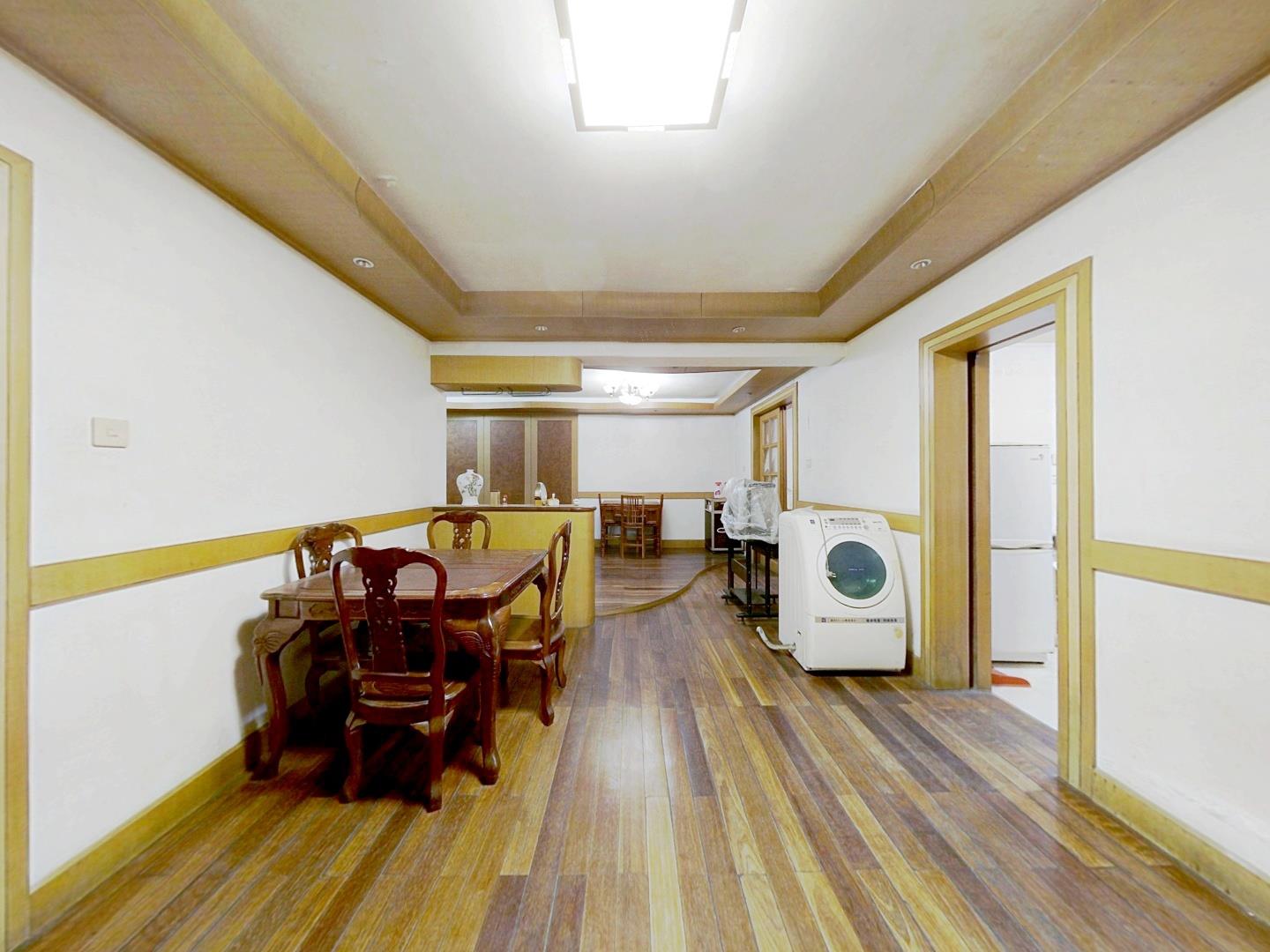 华侨花苑 3室2厅2卫 131.90m&sup2;