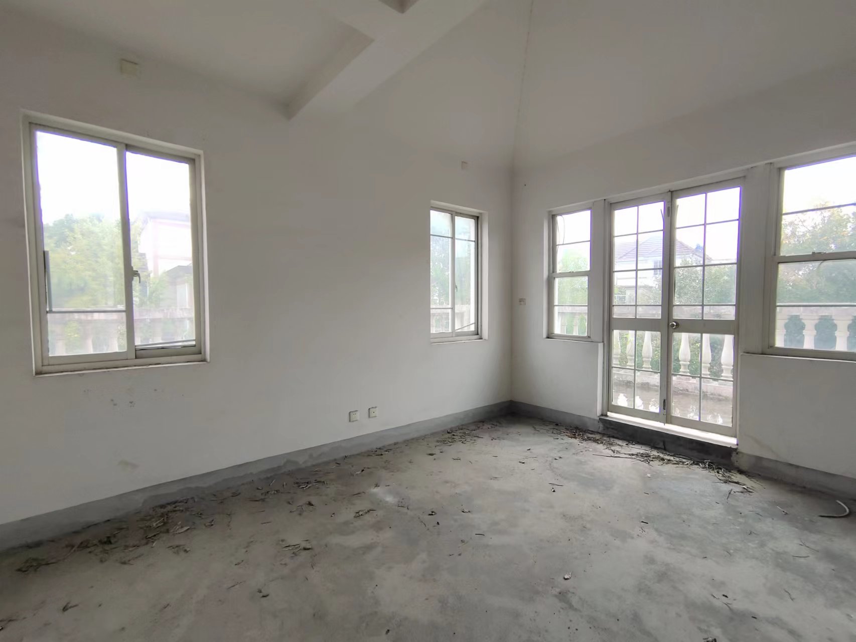 东郊庄园 5室2厅3卫 311.00m²