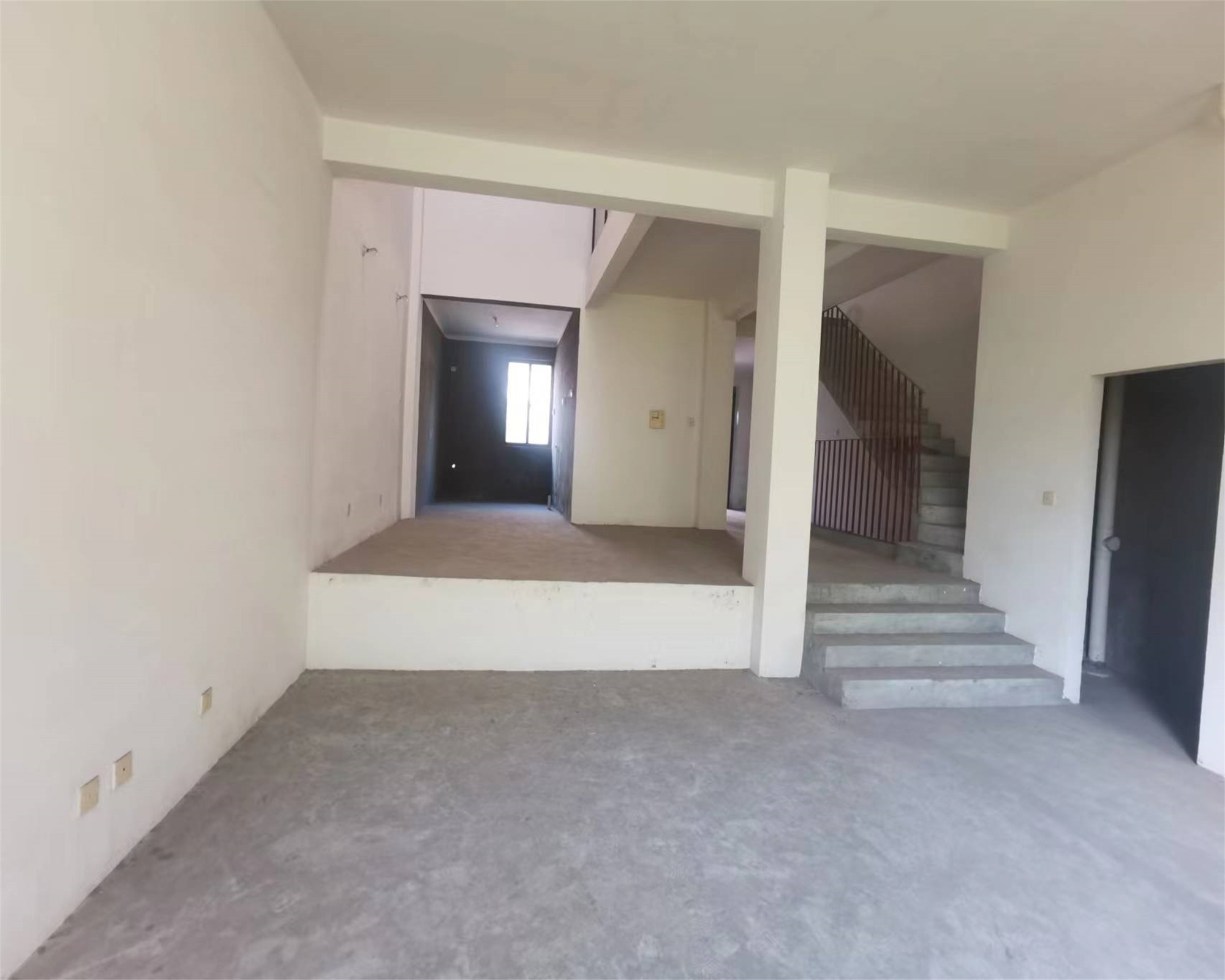 香槟美墅 5室2厅3卫 315.00m²