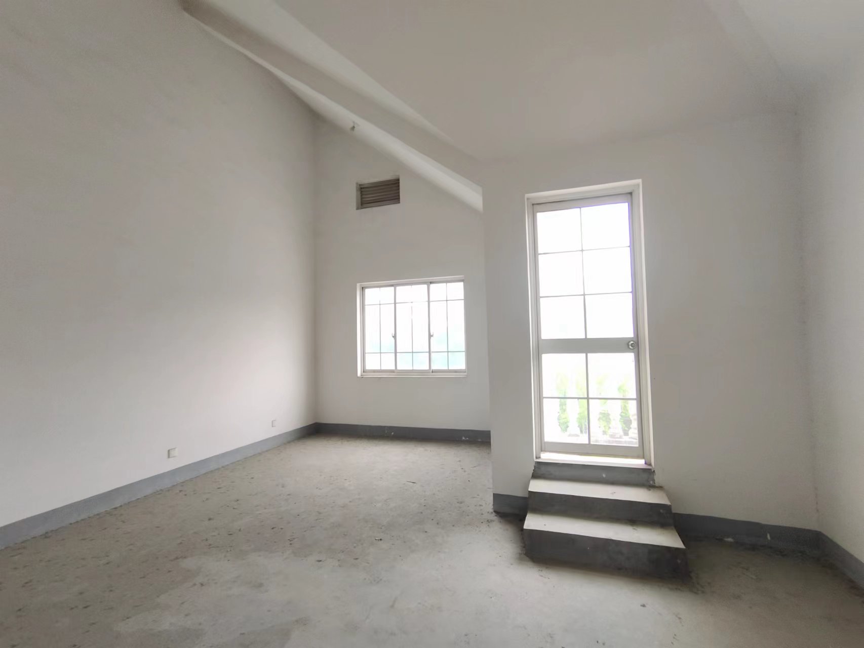 东郊庄园 5室2厅3卫 266m²
