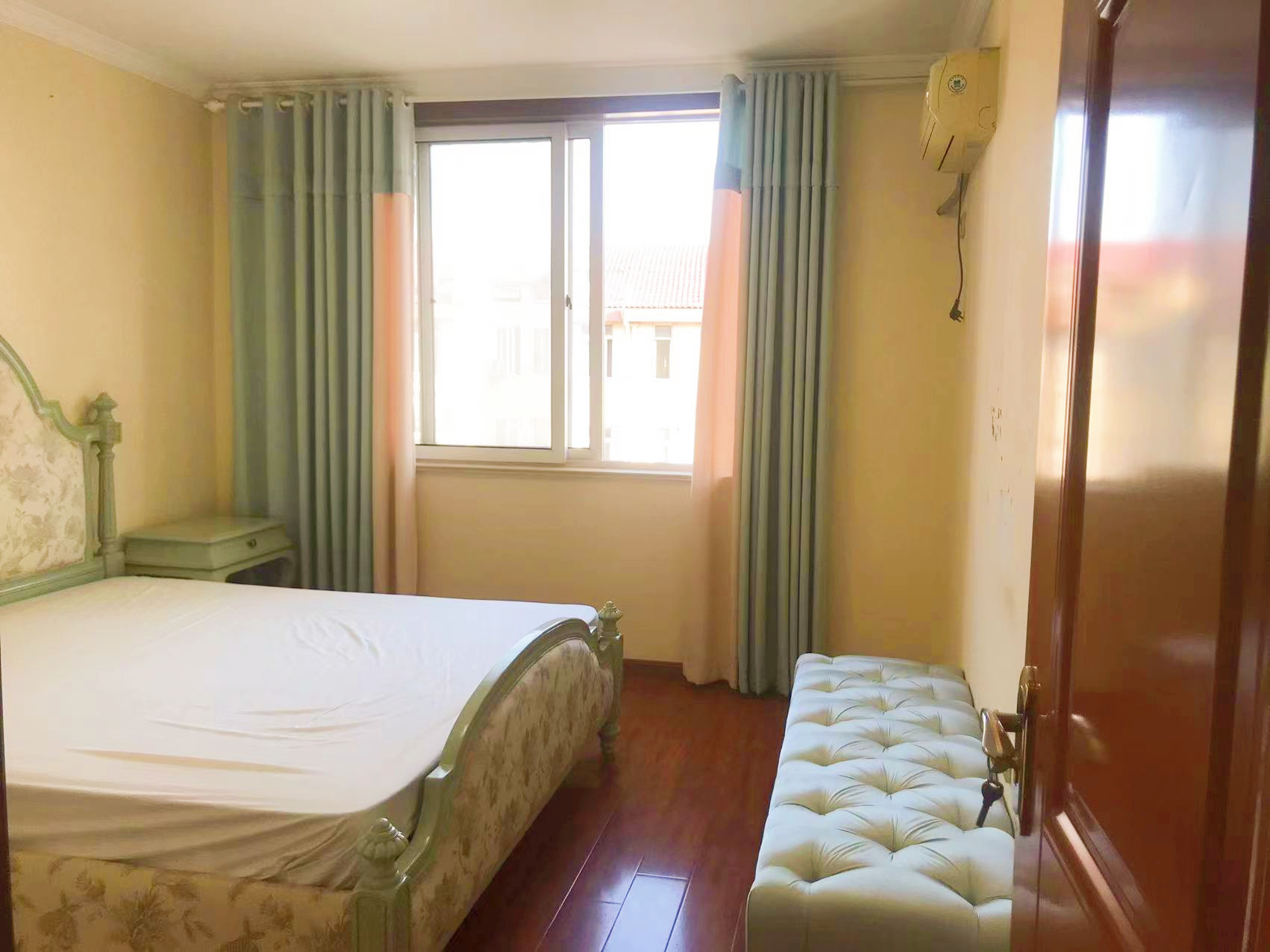 外滩小区 4室2厅2卫 143m&sup2;