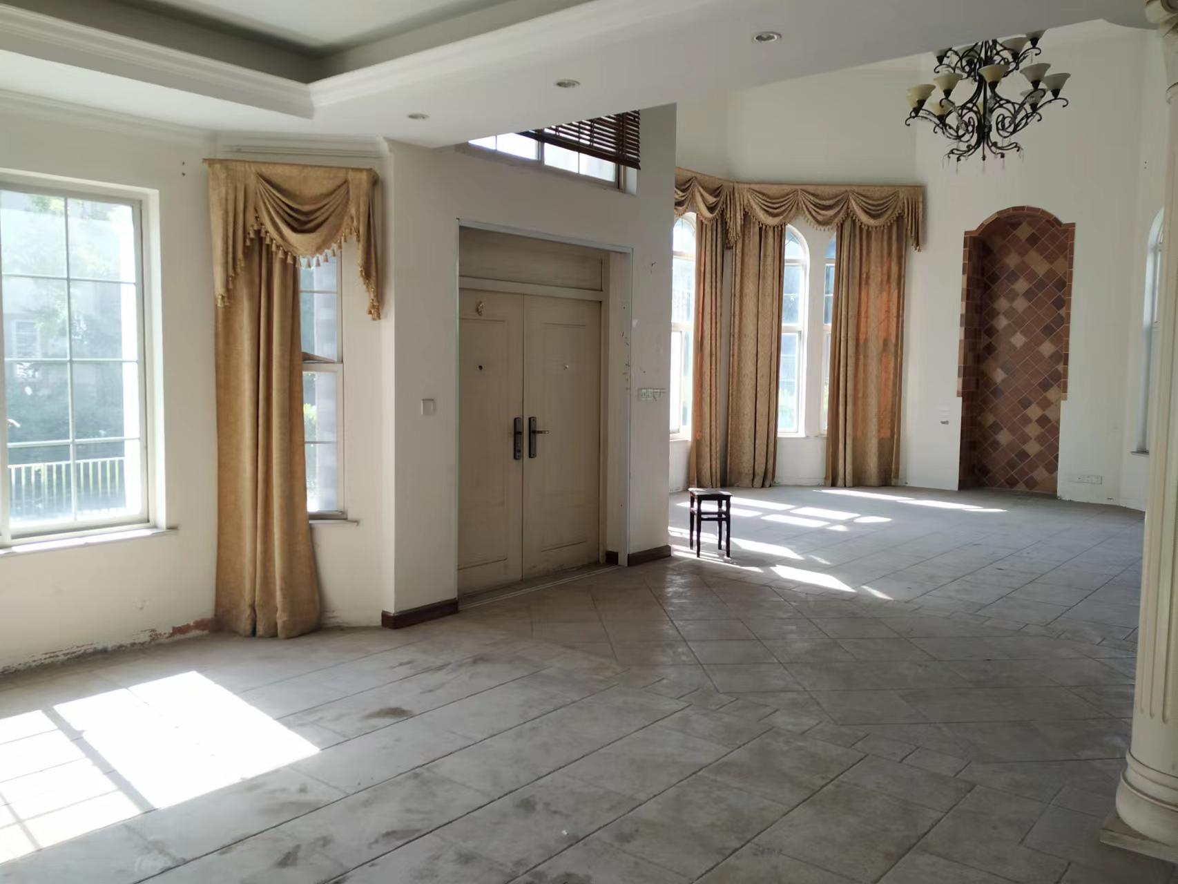 东郊庄园 5室2厅3卫 328m²