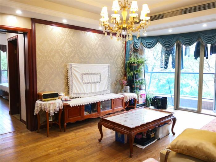 绿城玉兰公寓 3室2厅1卫 136m²
