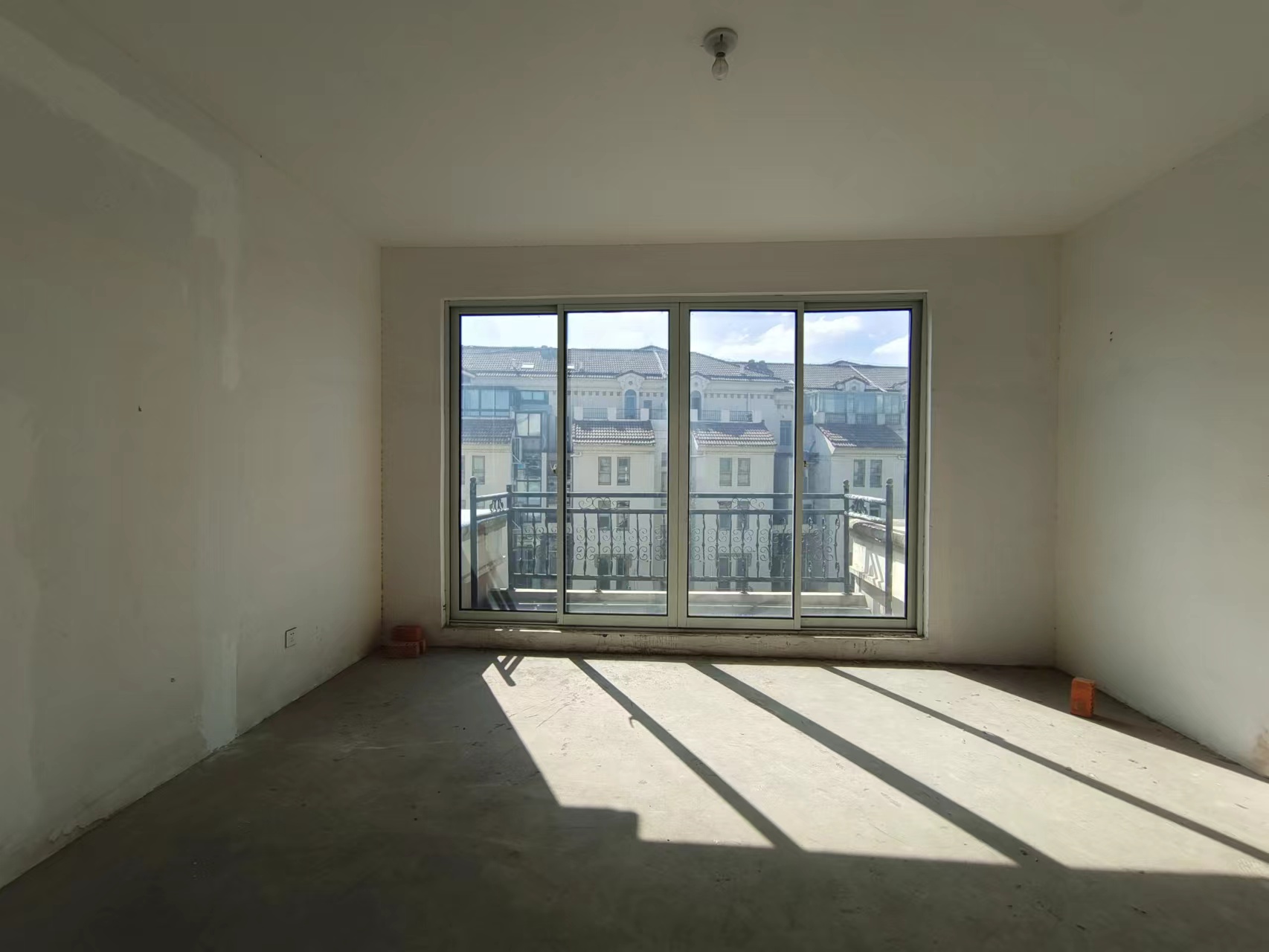 军山花园 5室3厅3卫 233m&sup2;