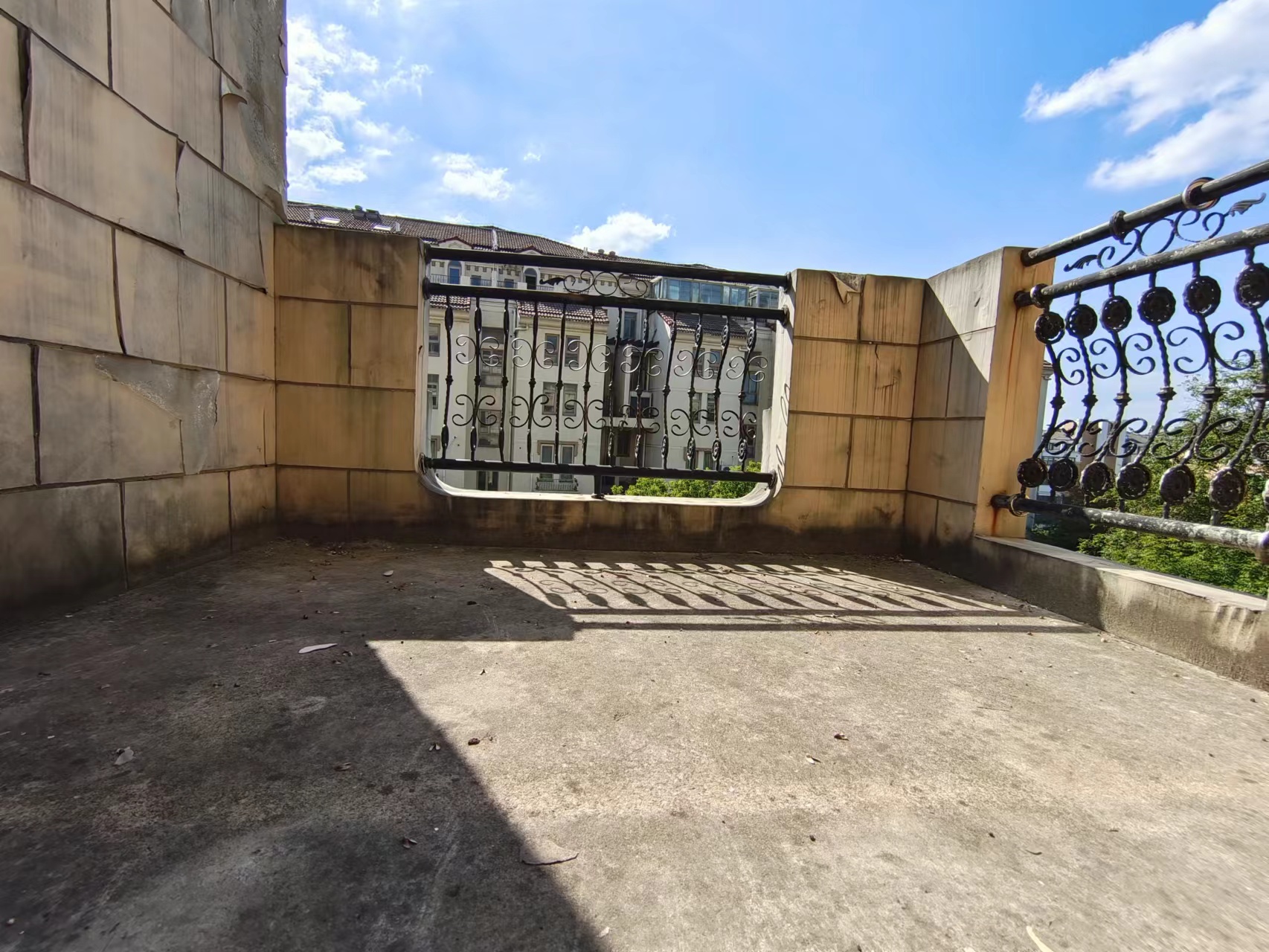 军山花园 5室3厅3卫 233m&sup2;