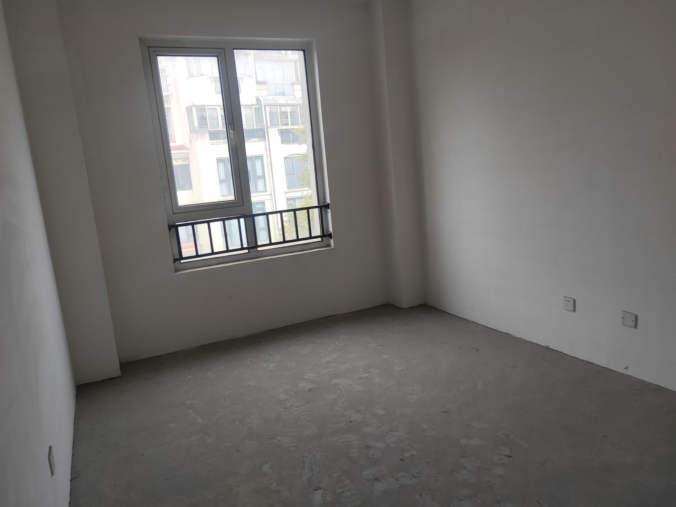 军山花园 4室2厅2卫 236m&sup2;
