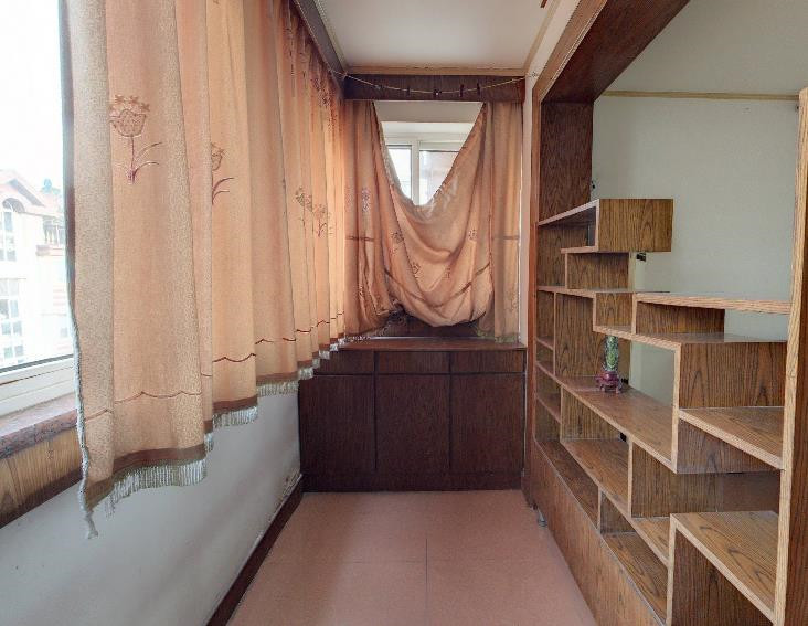 外滩小区 5室3厅3卫 130m&sup2;