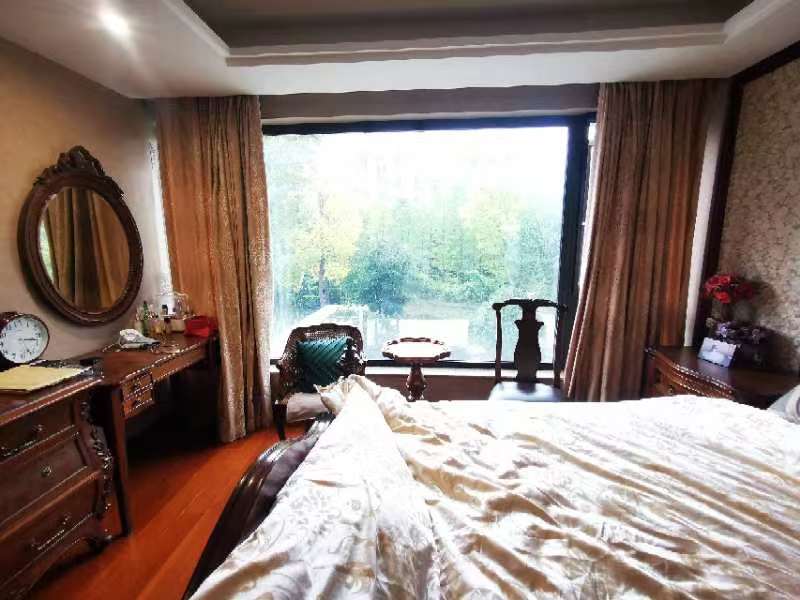 春晖花园 5室3厅5卫 304.30m&sup2;