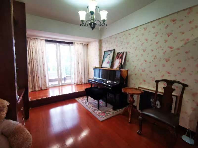 春晖花园 5室3厅5卫 304.30m&sup2;