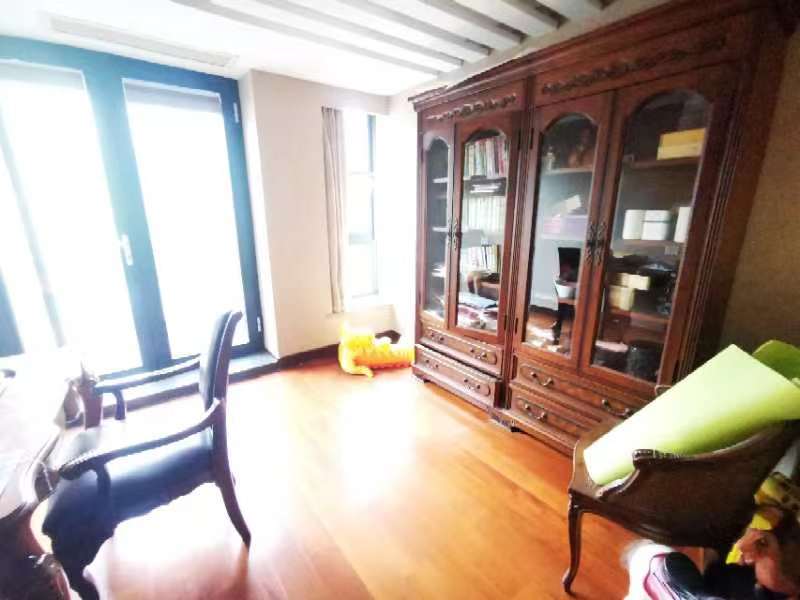 春晖花园 5室3厅5卫 304.30m&sup2;