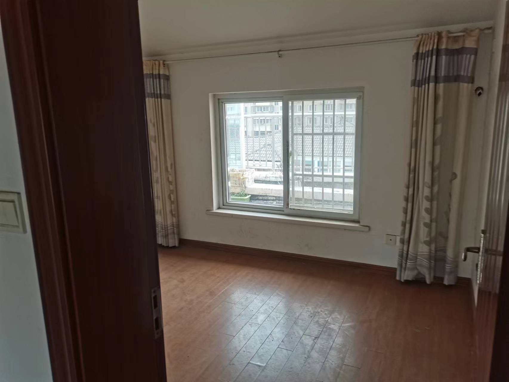东晖花园 4室2厅1卫 134m&sup2;