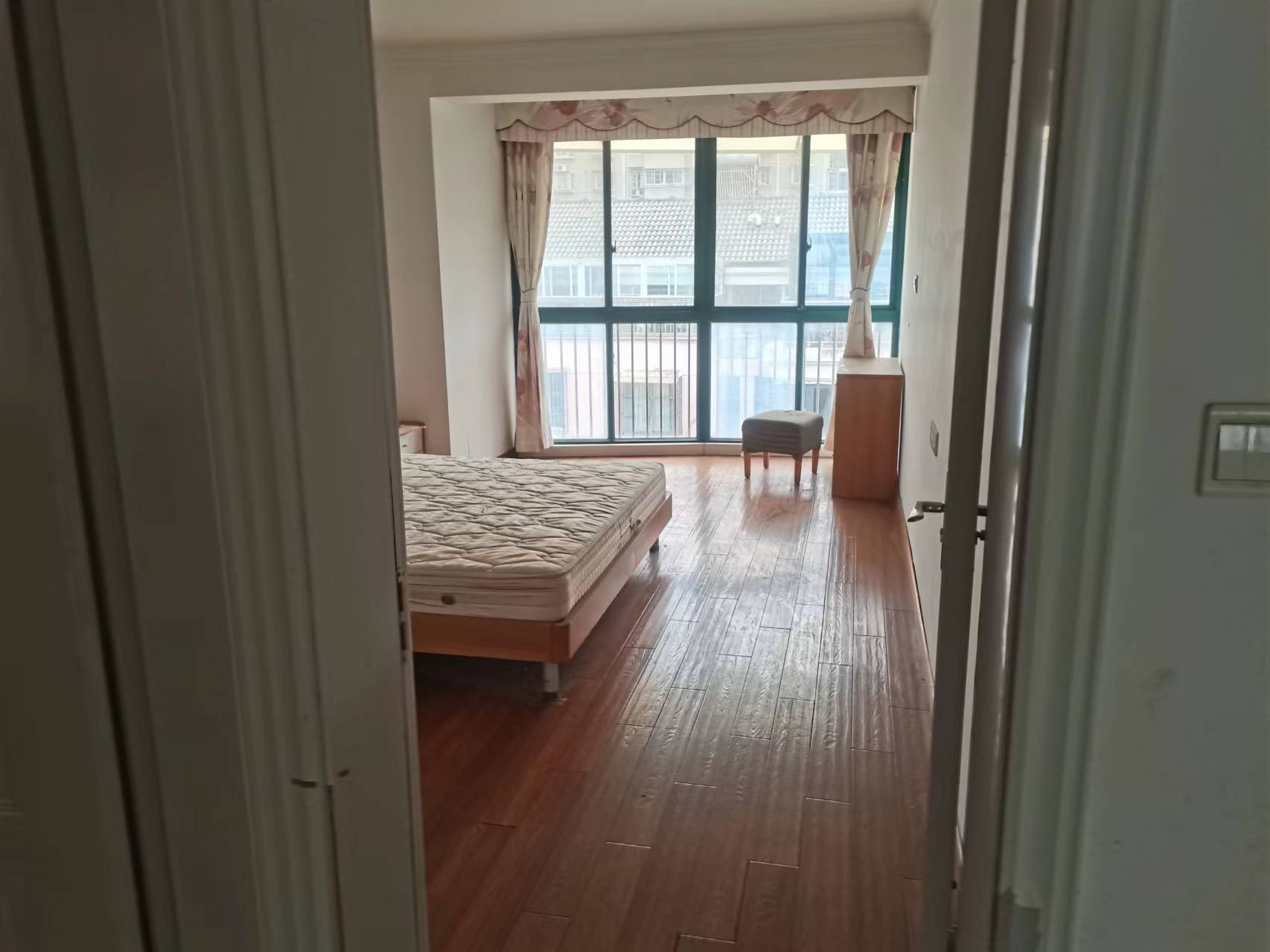 东晖花园 4室2厅1卫 134m&sup2;