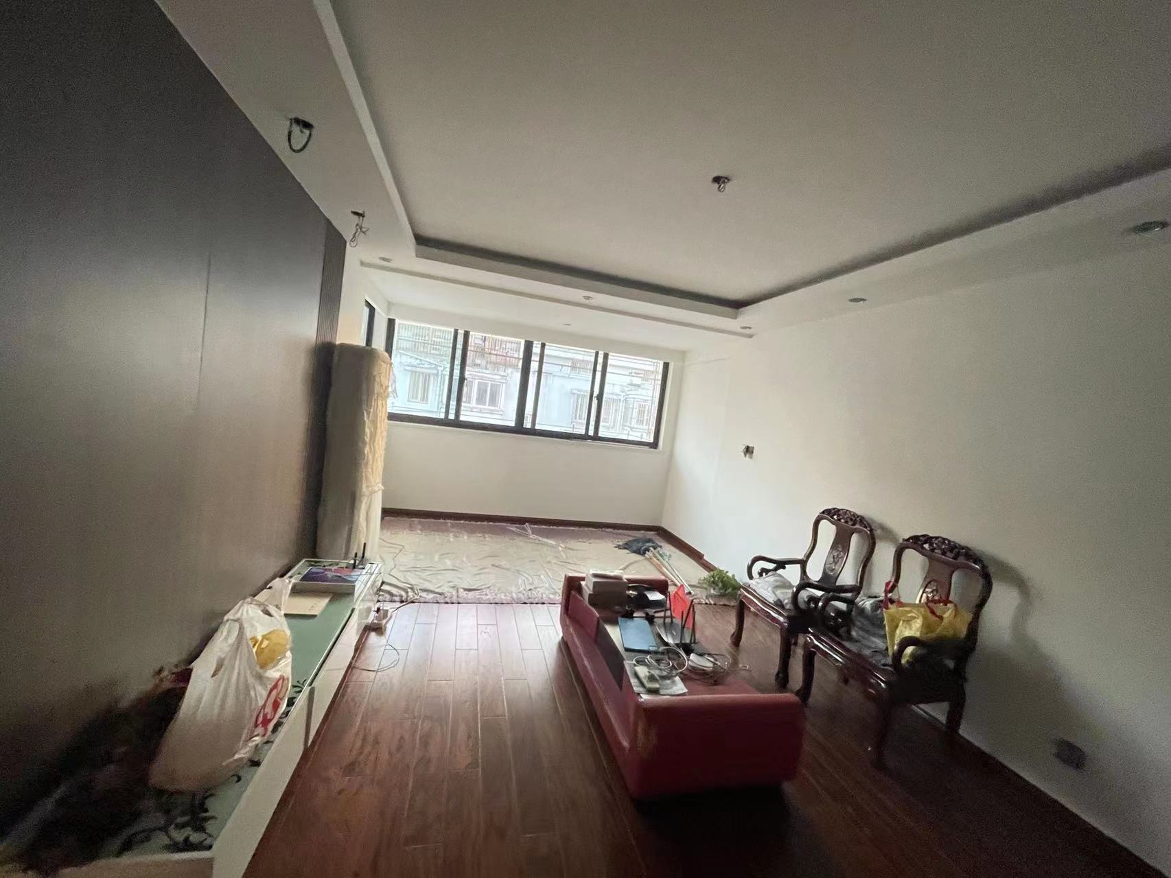 东城花园 4室2厅1卫 144m²