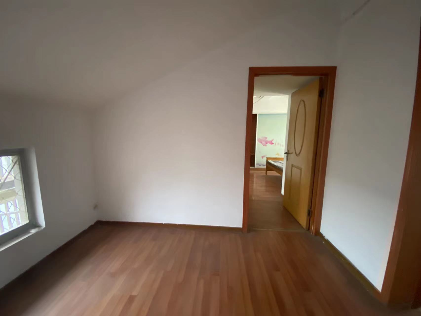 北濠桥东村 4室2厅1卫 140m²