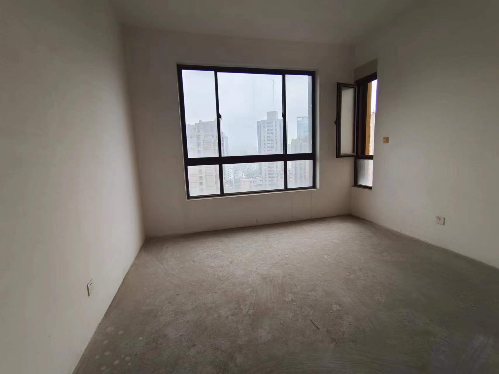 万濠华府 4室2厅4卫 291m&sup2;