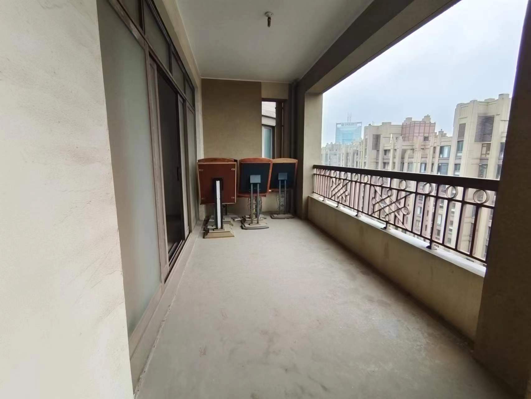 万濠华府 4室2厅4卫 291m&sup2;