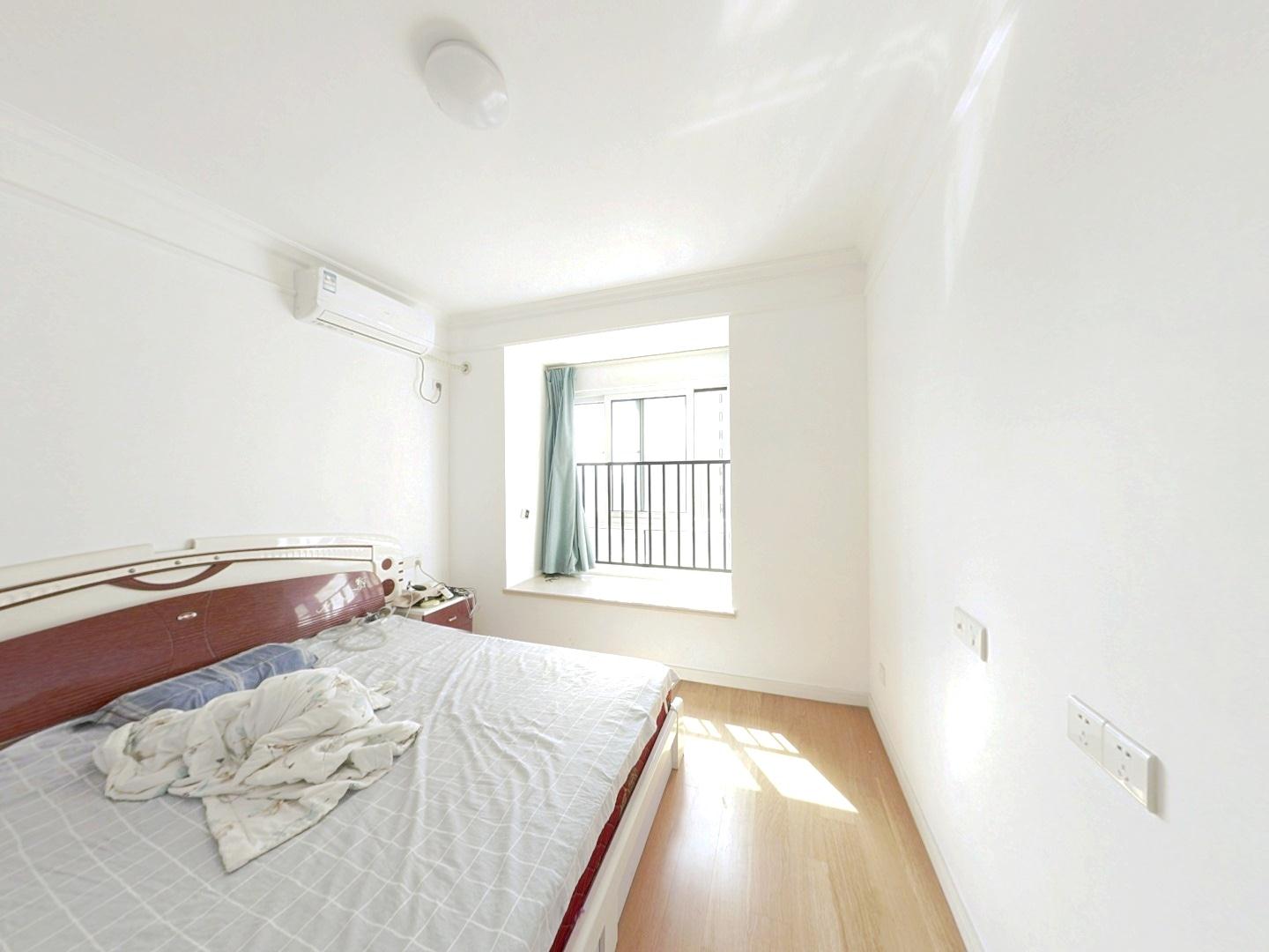 新华佳园 3室2厅2卫 135m&sup2;
