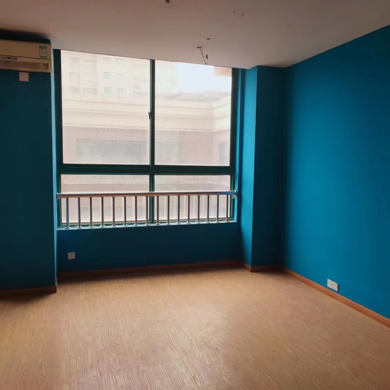 名都广场 3室1厅1卫 350m&sup2;
