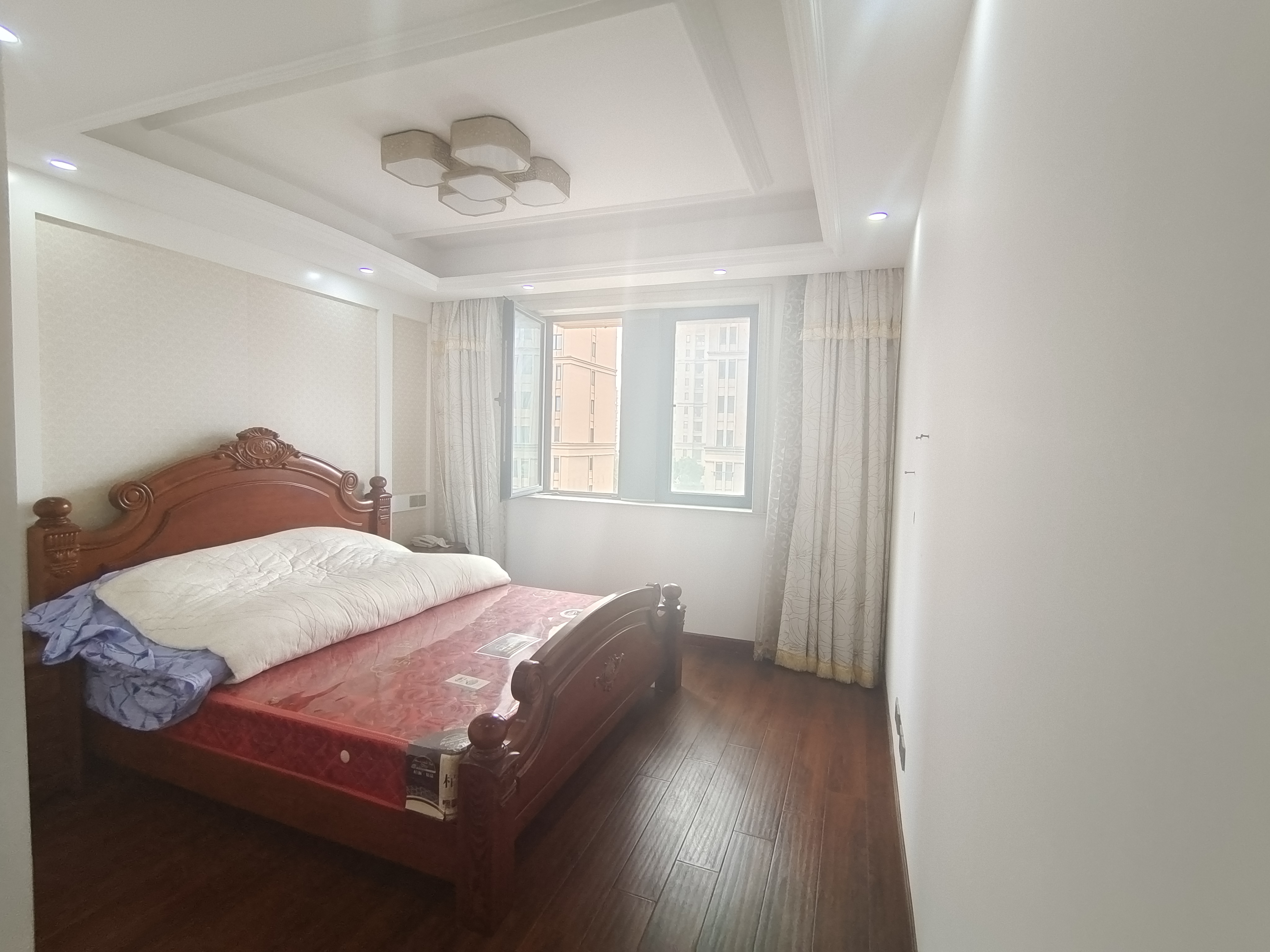 中港城皇家公寓 4室2厅2卫 159m²
