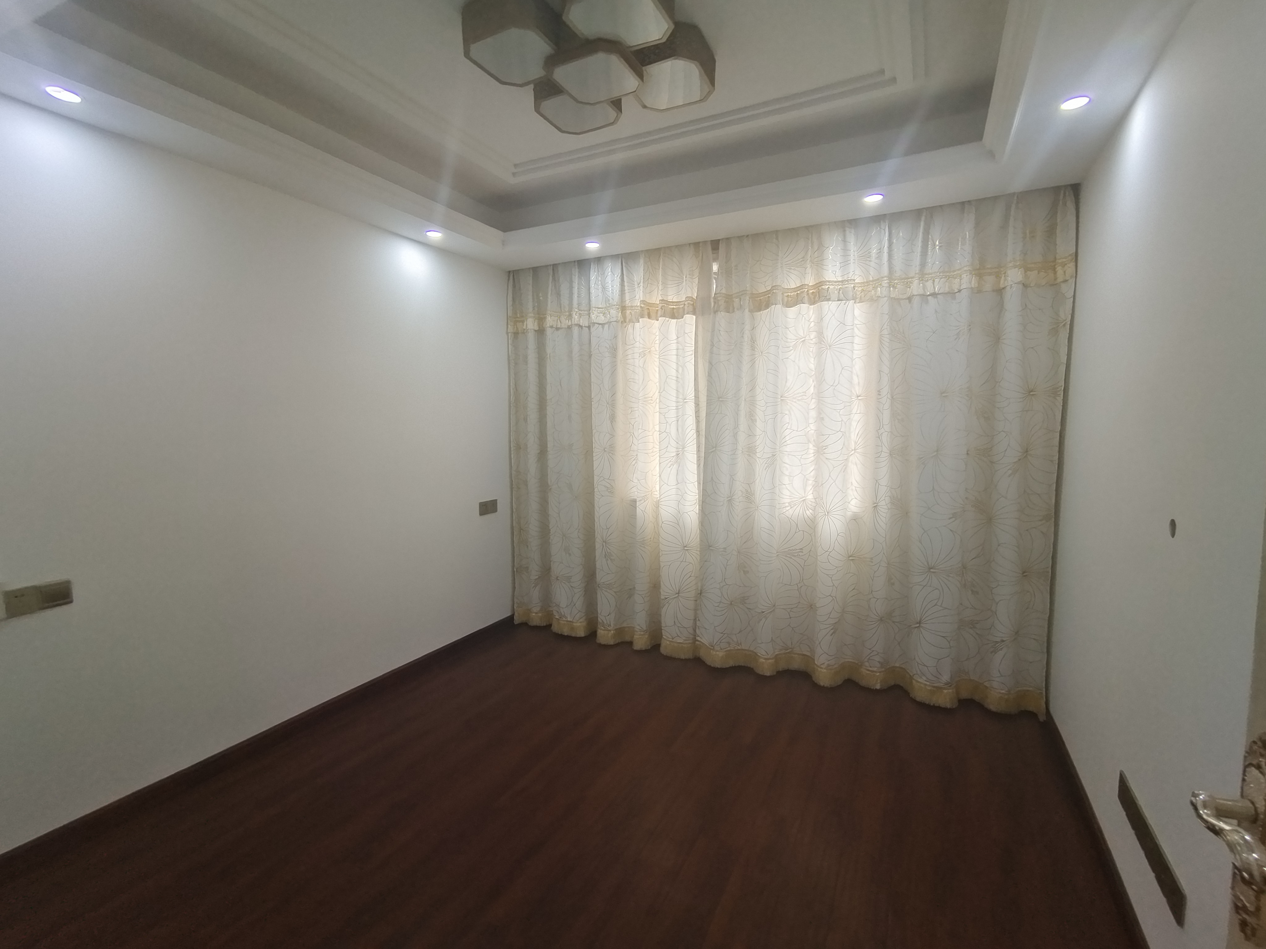 中港城皇家公寓 4室2厅2卫 159m²