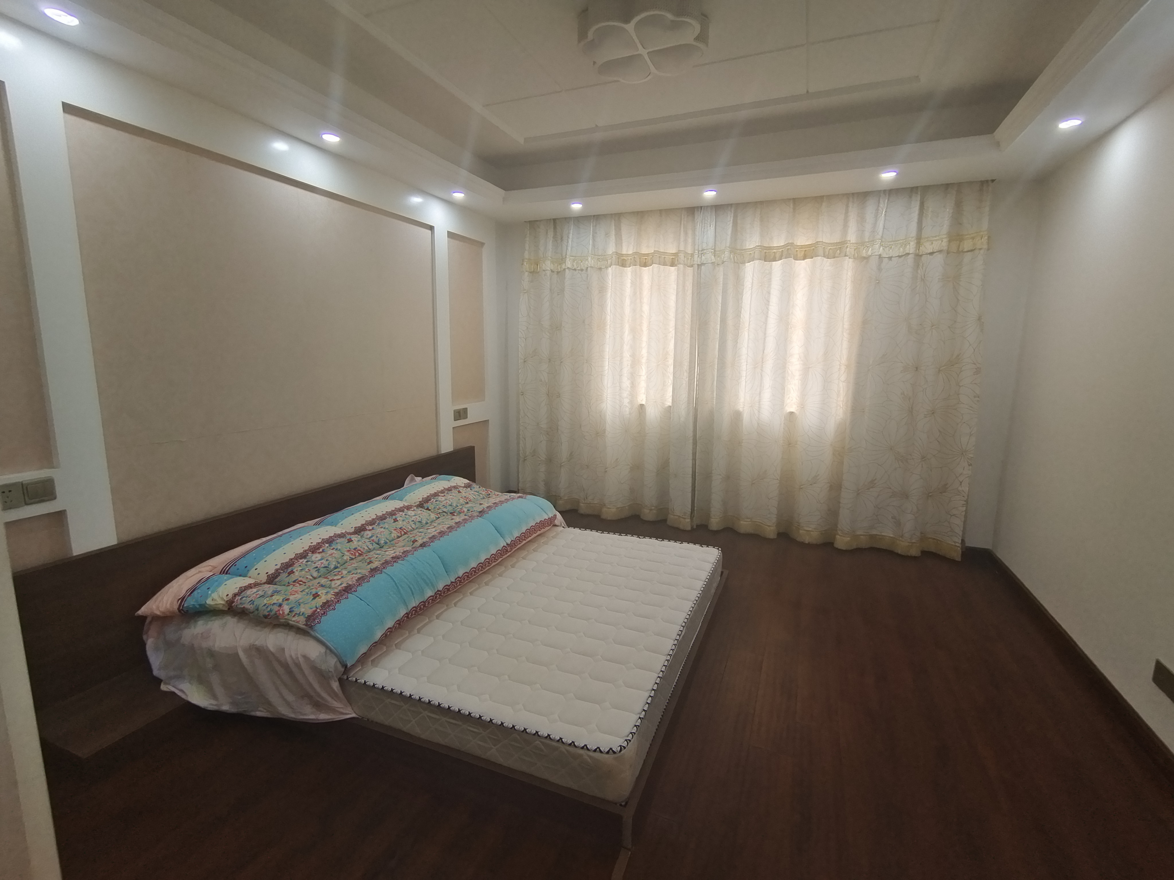 中港城皇家公寓 4室2厅2卫 159m²