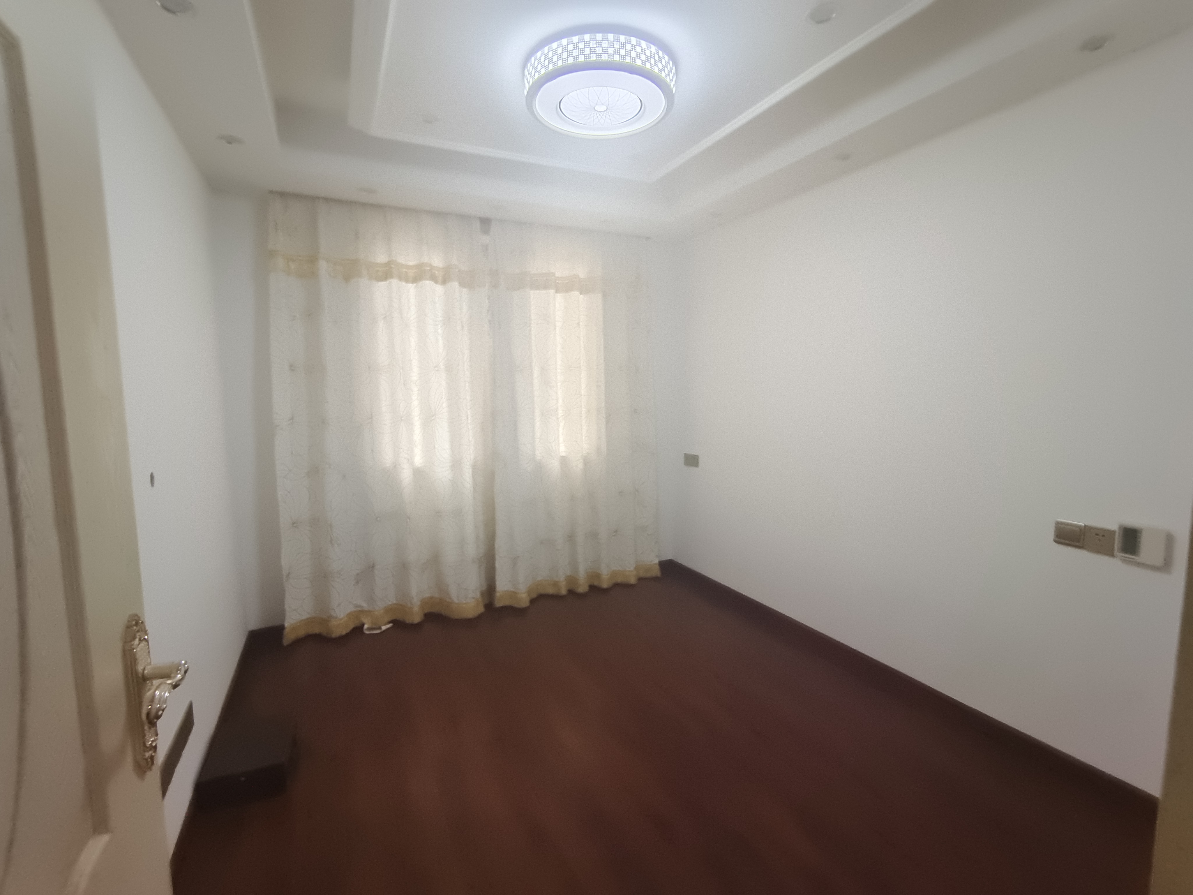 中港城皇家公寓 4室2厅2卫 159m²
