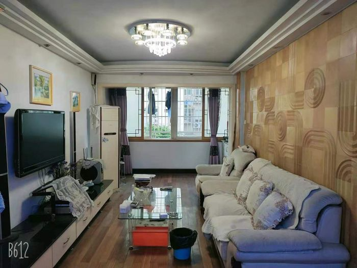 新龙花苑 3室2厅1卫 135m&sup2;