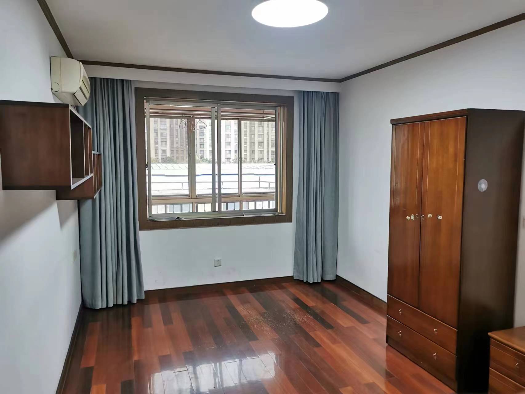 凯旋花园 3室2厅1卫 132m&sup2;