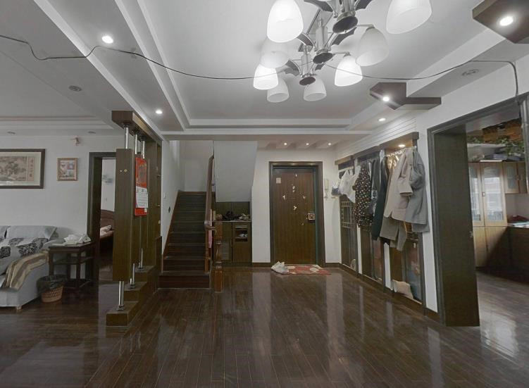 阳光花园 5室2厅2卫 222.5m²