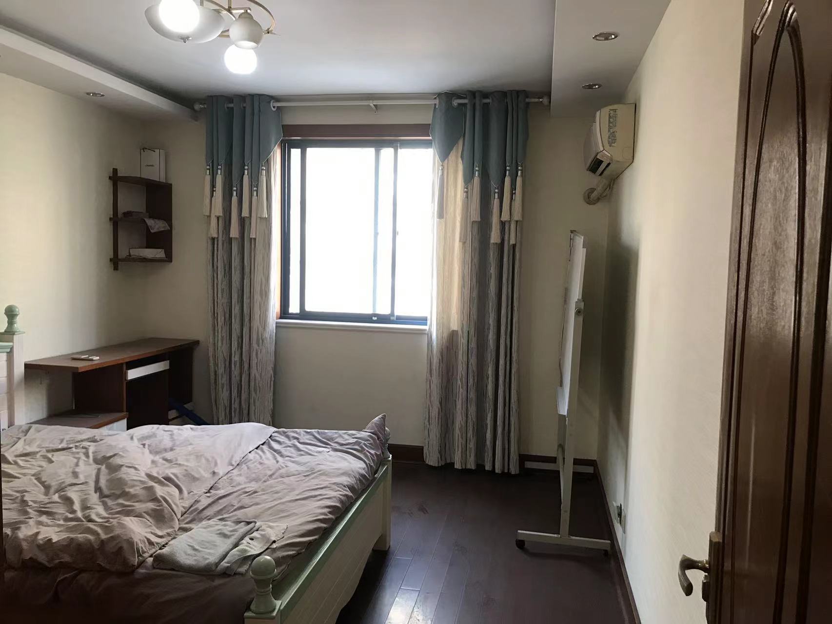 新建花苑 4室2厅1卫 159m&sup2;
