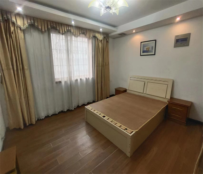 天都花苑 3室1厅1卫 135m&sup2;
