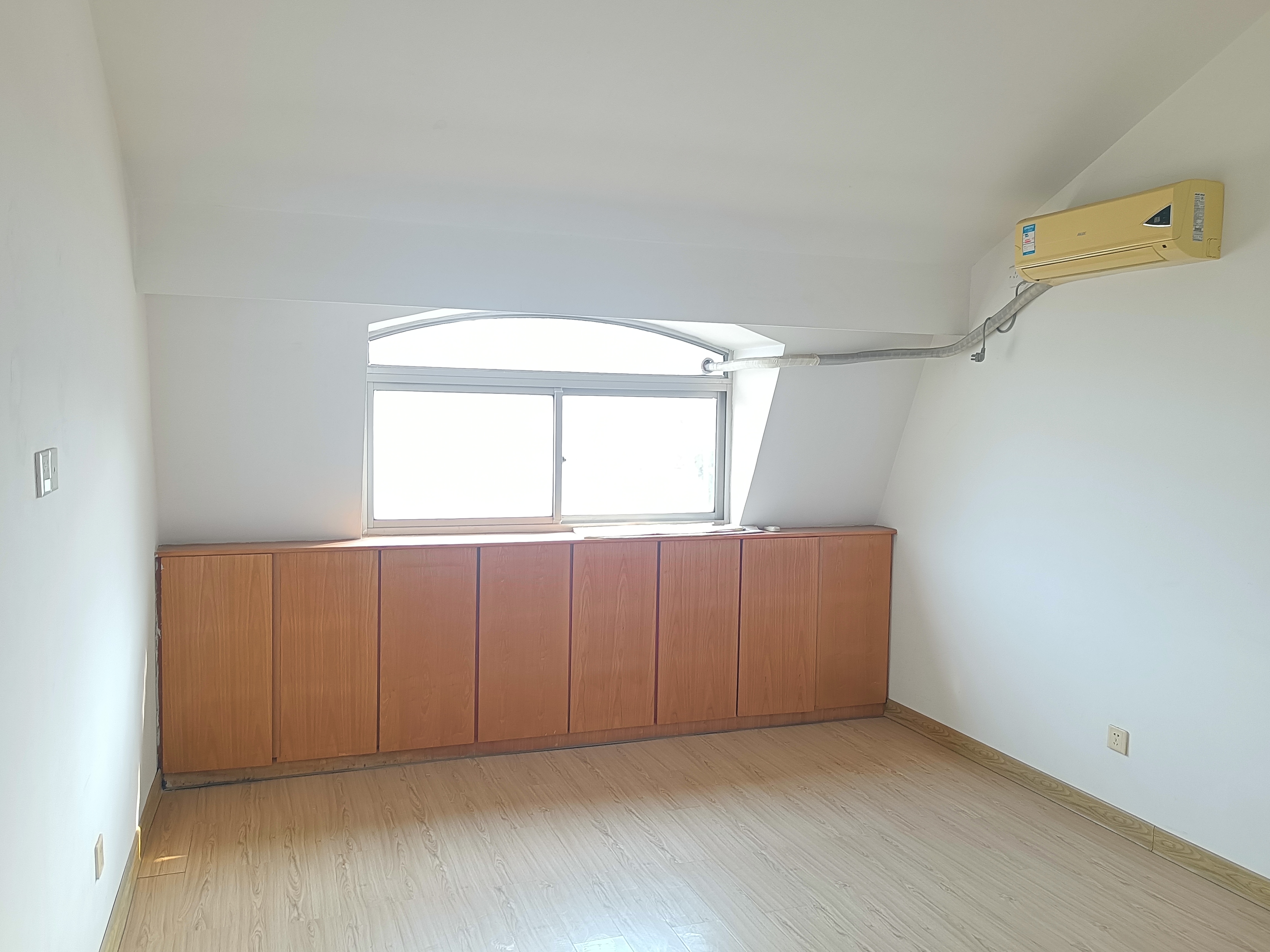 前景花苑 4室2厅2卫 180.00m&sup2;