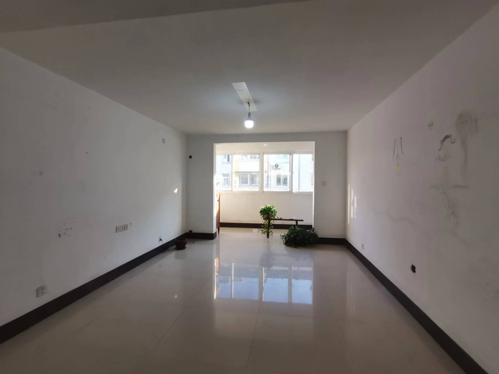 滨河东城 3室2厅2卫 140m&sup2;
