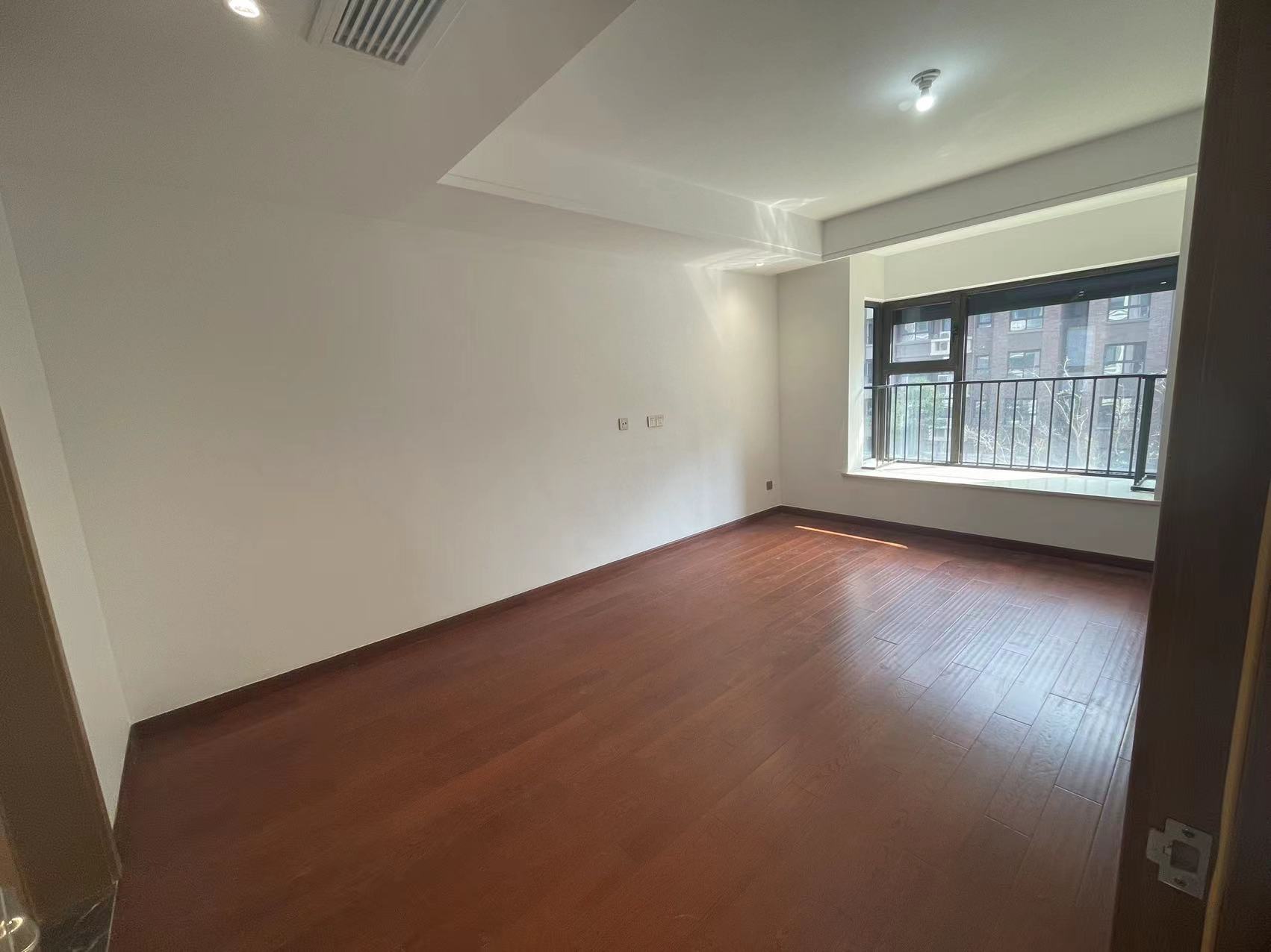 林肯公园 4室2厅2卫 142m&sup2;