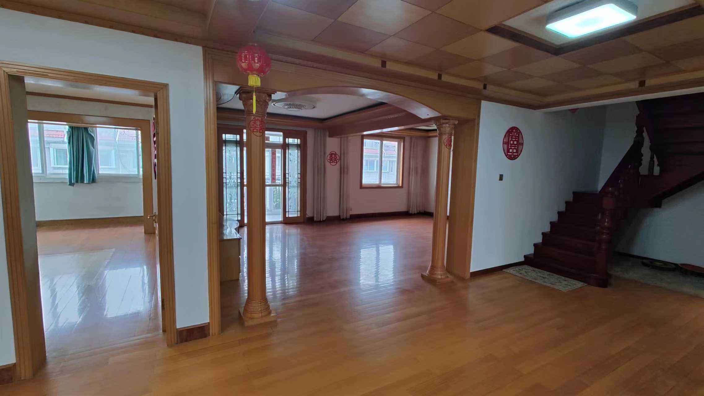 楼下179.09M2，阁楼106.78M2。