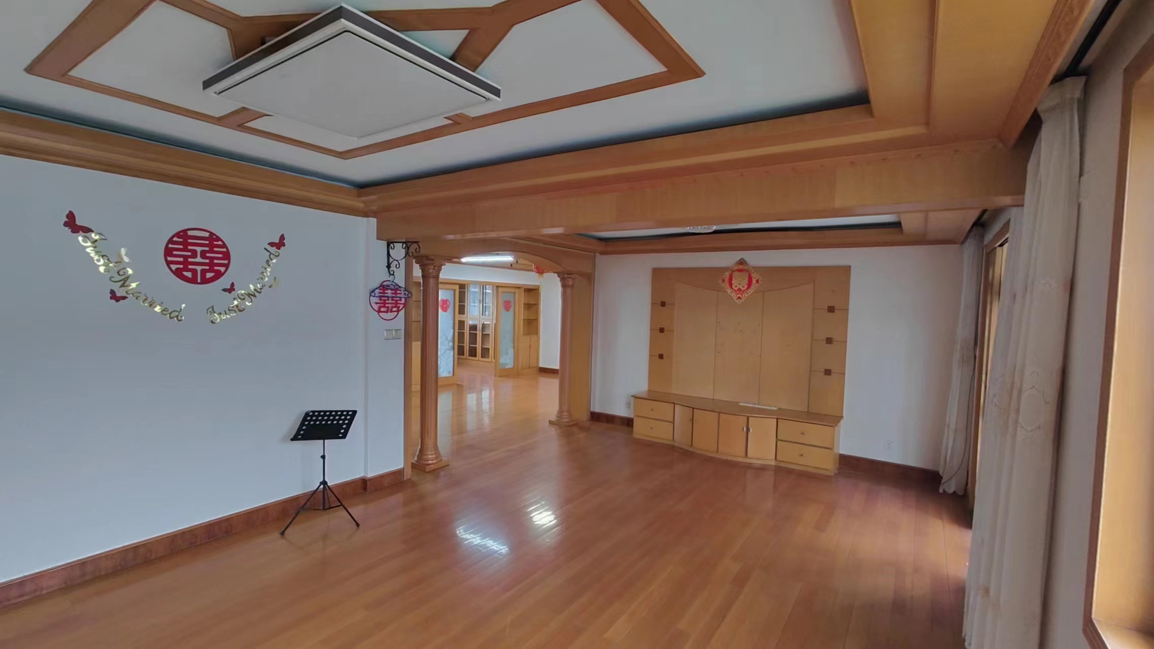 楼下179.09M2，阁楼106.78M2。