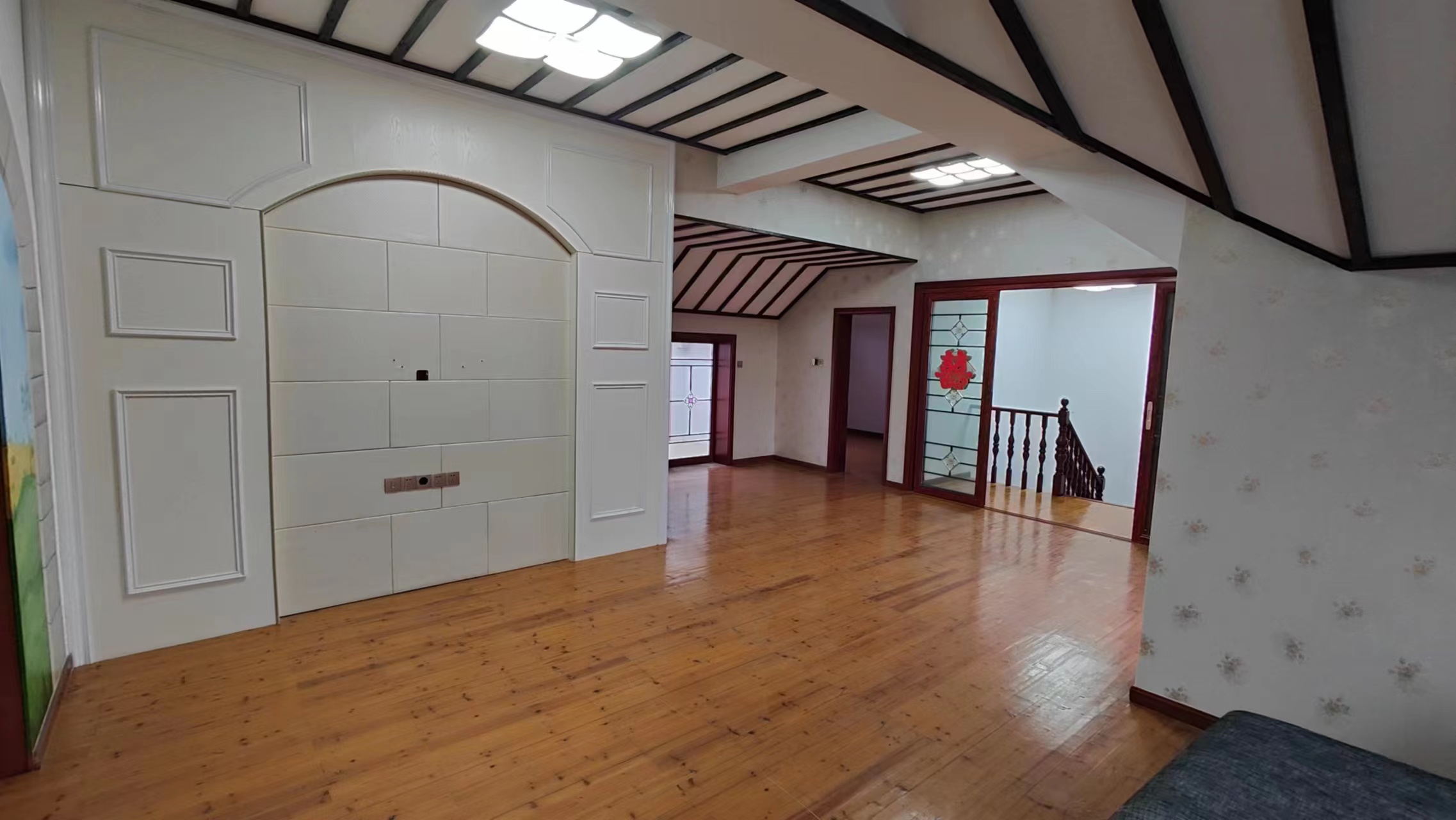 楼下179.09M2，阁楼106.78M2。