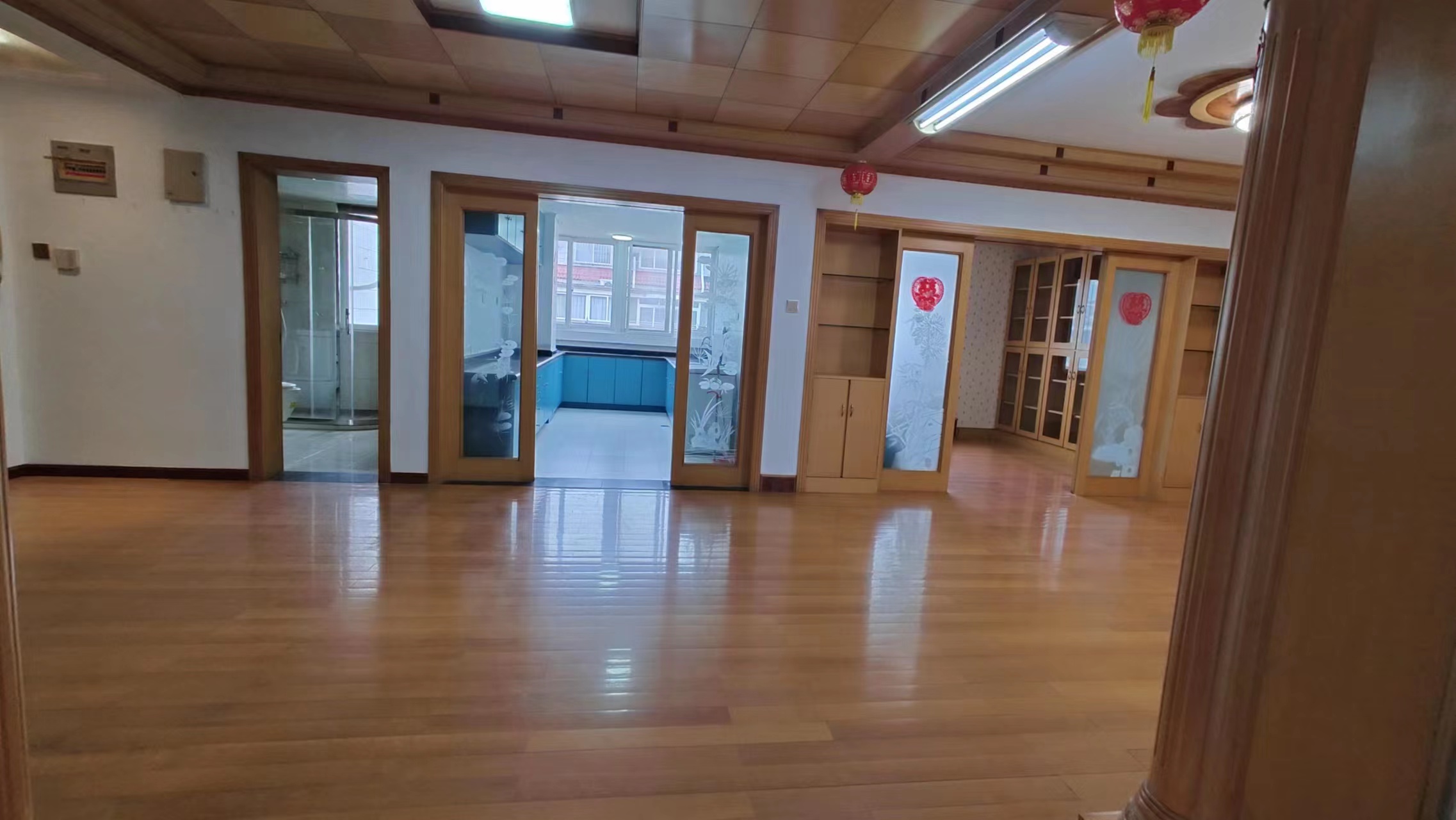 楼下179.09M2，阁楼106.78M2。