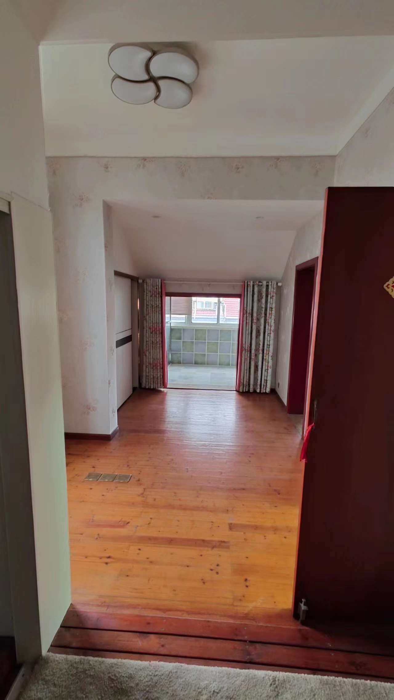 楼下179.09M2，阁楼106.78M2。