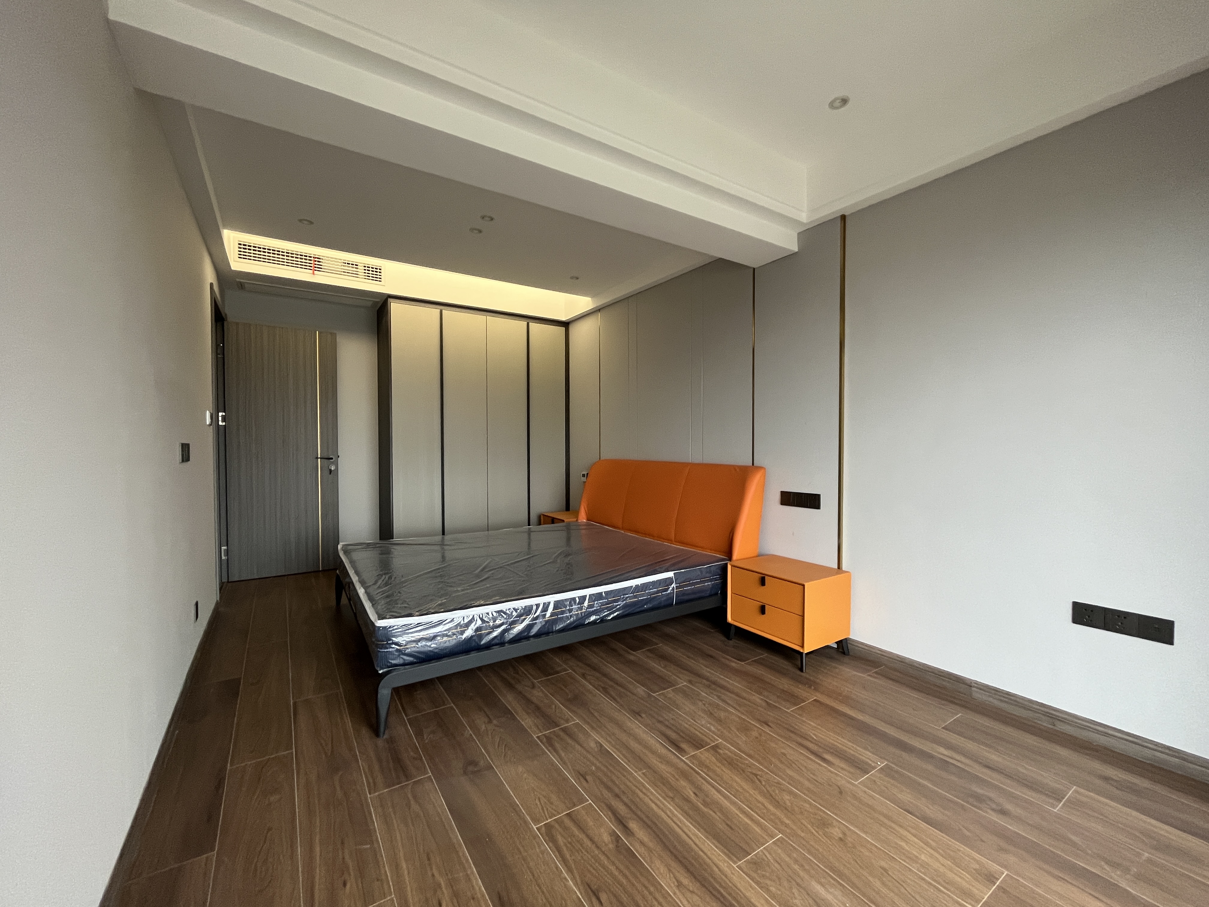 华强城 4室2厅2卫 180.00m&sup2;