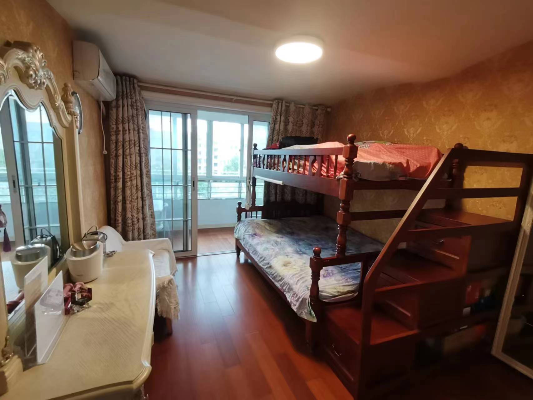 五一新村西区 4室2厅2卫 118m&sup2;