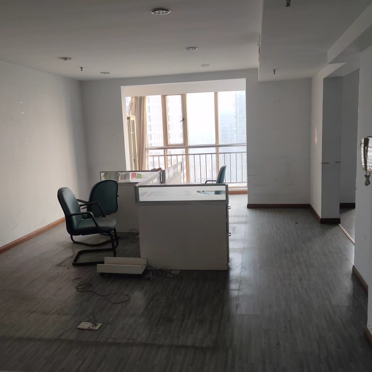 华辰大厦 3室2厅1卫 188m&sup2;