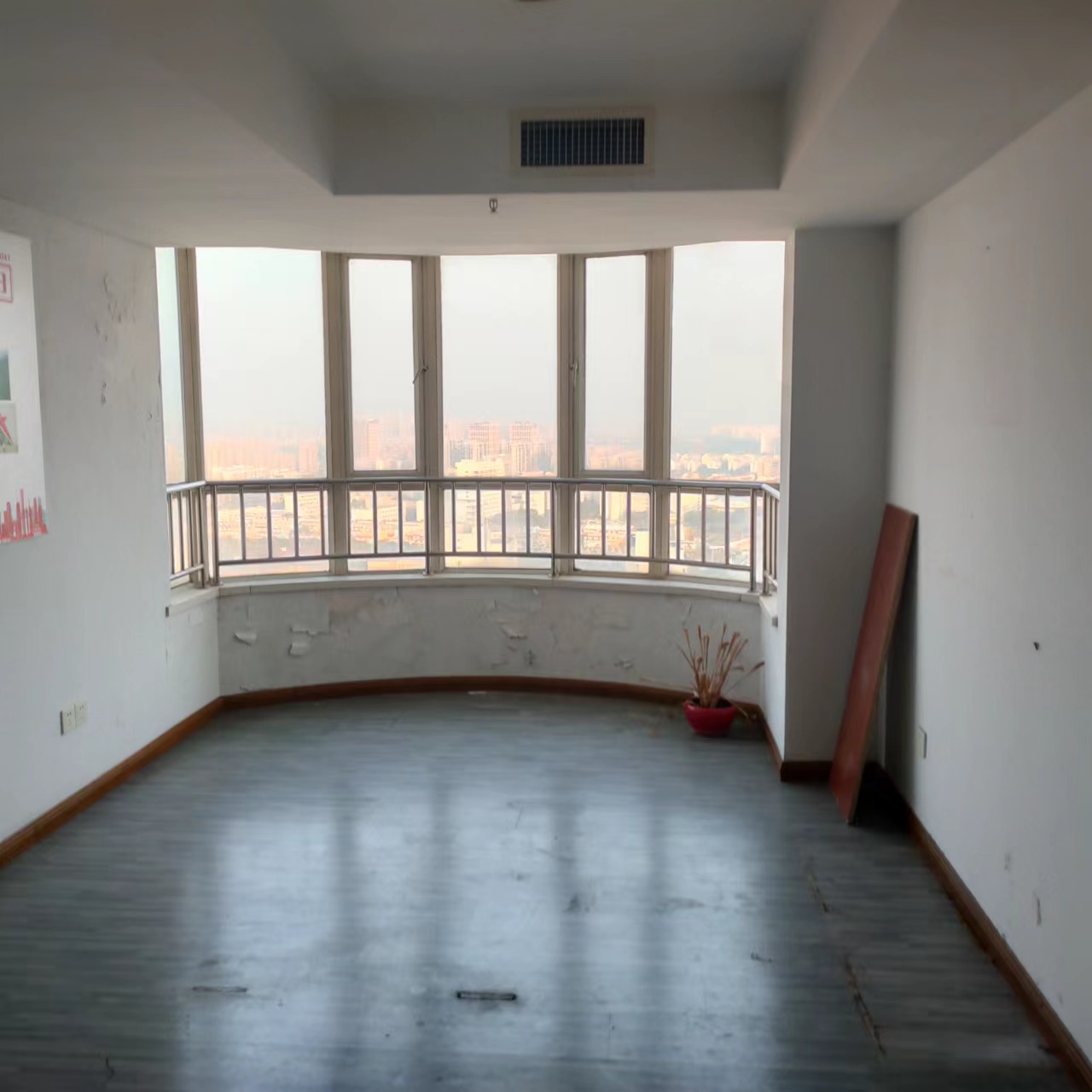 华辰大厦 3室2厅1卫 188m&sup2;