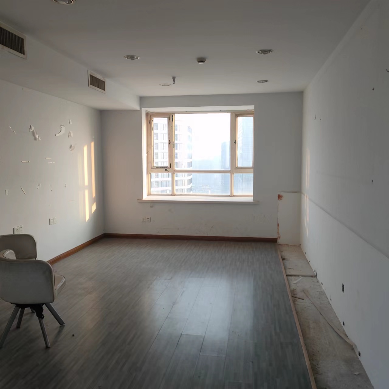 华辰大厦 3室2厅1卫 188m&sup2;