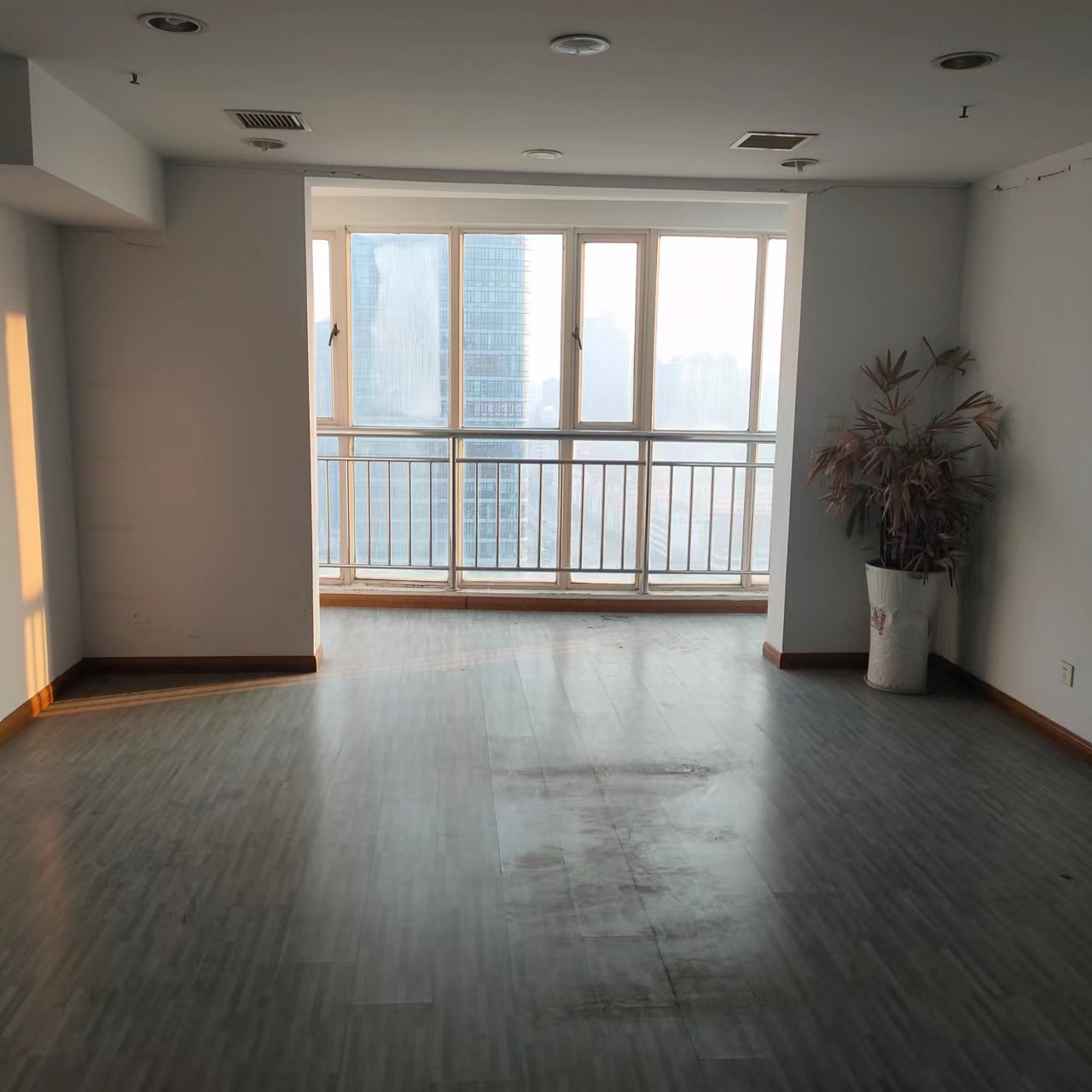 华辰大厦 3室1厅1卫 150m&sup2;